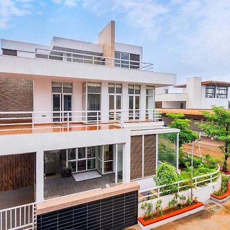 Sierra Skies By Stayvista - A Mountain-View Villa Featuring A Rooftop Swimming Pool, Jacuzzi, Turf, And A Gym For An Elevated Stay Lonavla Zewnętrze zdjęcie