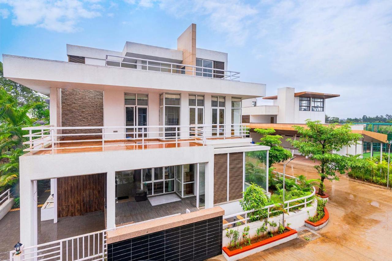 Sierra Skies By Stayvista - A Mountain-View Villa Featuring A Rooftop Swimming Pool, Jacuzzi, Turf, And A Gym For An Elevated Stay Lonavla Zewnętrze zdjęcie