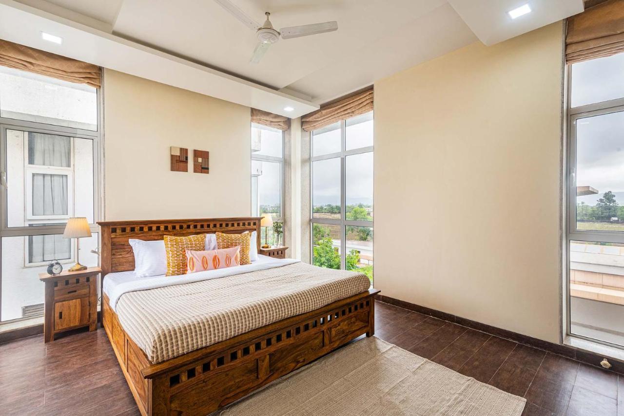 Sierra Skies By Stayvista - A Mountain-View Villa Featuring A Rooftop Swimming Pool, Jacuzzi, Turf, And A Gym For An Elevated Stay Lonavla Zewnętrze zdjęcie